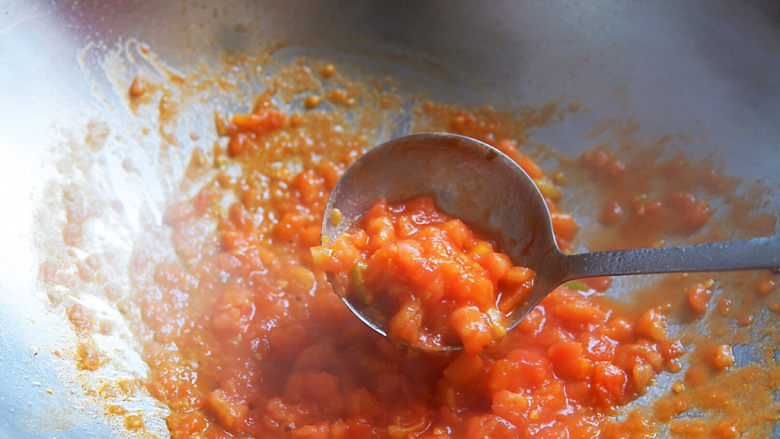 西红柿面疙瘩,炒至番茄丁沙沙的