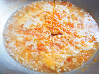 西红柿面疙瘩,面疙瘩煮熟后浮在汤面上，淋入一个打散的鸡蛋，出锅前，淋上芝麻油，关火
