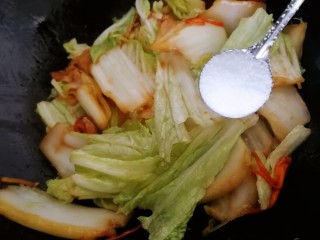 白菜炒肉片,放入白菜叶，文火翻炒，白菜叶炒软加盐，急火炒匀。