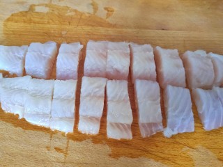 炸鱼块,巴沙鱼洗净后，先纵向一切为二，然后再切成小段