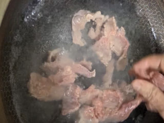 小炒黄牛肉,锅中烧沸水，将牛肉片放入，快速“飞水”