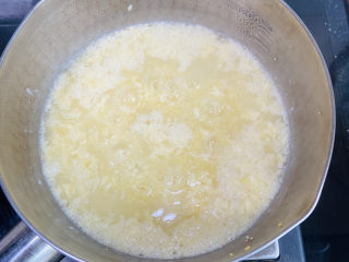 鸡蛋小米粥,搅散