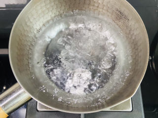 鸡蛋小米粥,锅中加入600ml饮用水大火烧开