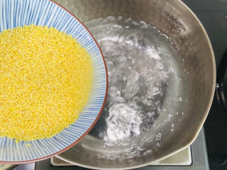 鸡蛋小米粥,放入小米