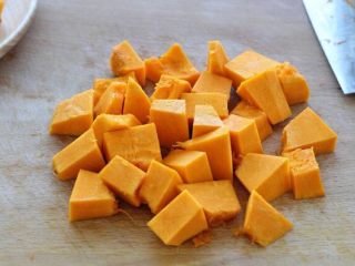 蛋黄南瓜,南瓜去皮去籽，然后切成小块，如果太大块煮的时候不容易熟，而且也不好入味儿。