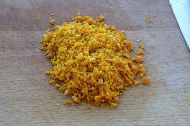 蛋黄南瓜,把蒸好的蛋黄取出，用刀切碎或者用勺子碾碎。