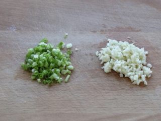 蛋黄南瓜,利用蒸蛋黄的时间准备辅料，切葱花和蒜末备用。