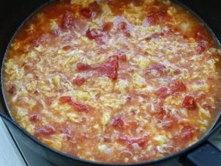 西红柿面疙瘩,将鸡蛋打散沿着锅边淋入。