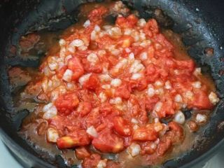 西红柿面疙瘩,加入虾仁翻炒均匀。