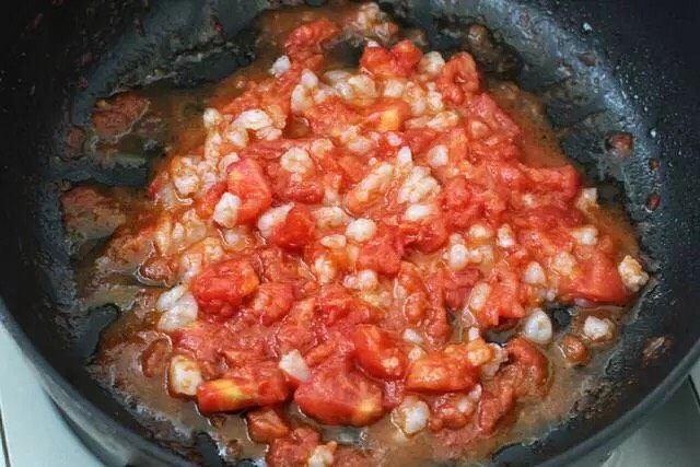 西红柿面疙瘩,加入虾仁翻炒均匀。