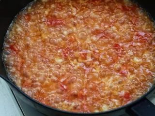 西红柿面疙瘩,添入500毫升的清水煮开后，放入面疙瘩搅拌均匀煮两分钟。