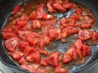 西红柿面疙瘩,锅中放食用油烧热后，倒入西红柿炒出汤汁。