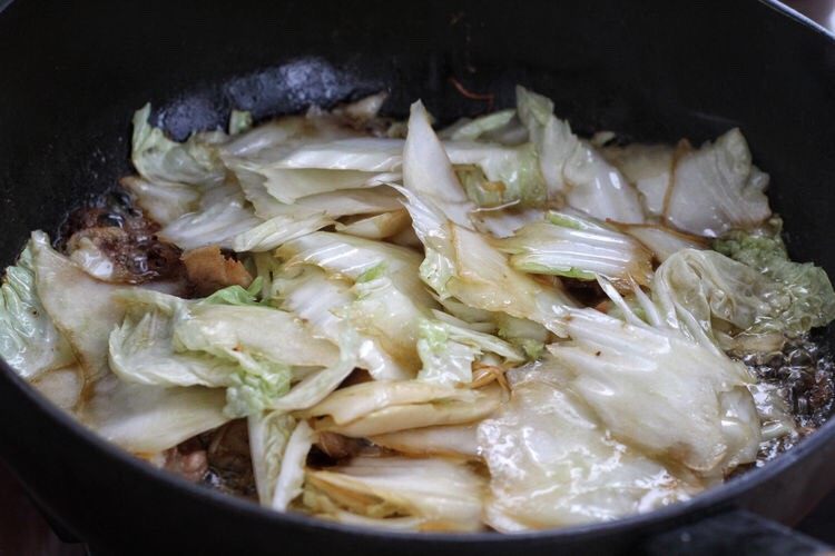 白菜炒肉片,然后放入白菜帮，改大火快速翻炒1-2分钟。白菜叶容易熟，所以要和白菜帮分开。
