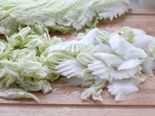 白菜炒肉片,将大白菜洗净后用刀倾斜着切成片状，白菜叶用手随意撕成小片即可。