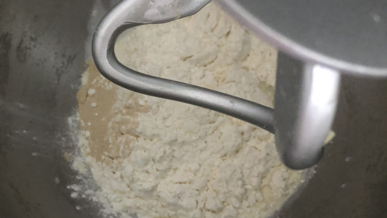 全麦奶油面包卷,放入厨师机，不必揉很久，成团即可。