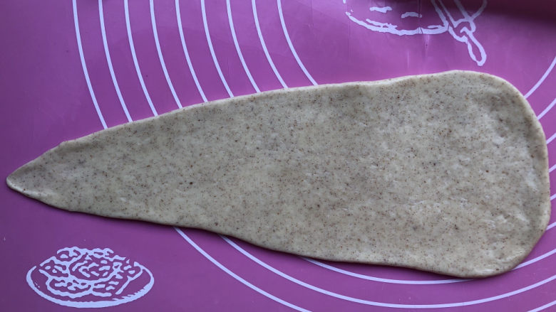 全麦奶油面包卷,翻面后继续擀成长长的水滴形状。