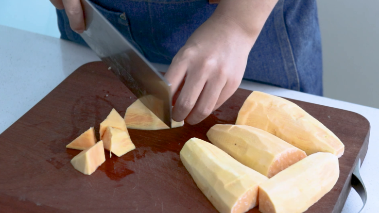 拔丝红薯,把红薯切成大小均匀的滚刀块