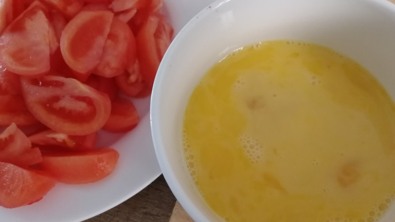 西红柿鸡蛋拌面,两个鸡蛋加一汤匙<a style='color:red;display:inline-block;' href='/shicai/ 718'>料酒</a>去腥，打散。