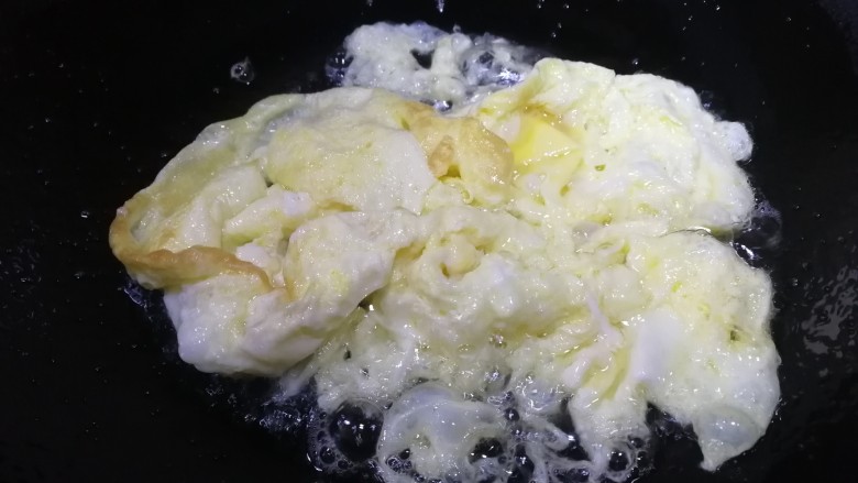 西红柿鸡蛋拌面,热锅凉油，油稍微比平时多一点，油热倒入蛋液文火把蛋液煎熟，铲子划散。