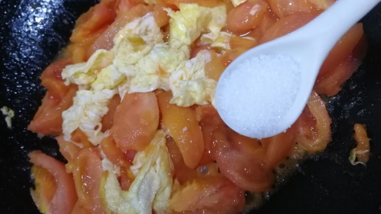 西红柿鸡蛋拌面,加一小勺盐，放盐后西红柿会出汤汁，文火多炒两分钟。
