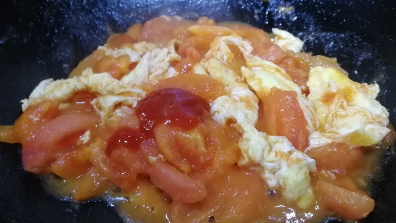 西红柿鸡蛋拌面,放一小勺<a style='color:red;display:inline-block;' href='/shicai/ 753'>番茄沙司</a>，味道会更浓郁。