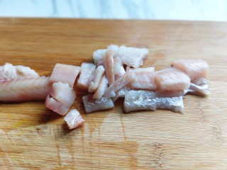 炸鱼块,化冻的鳕鱼切块。(不要切太大)