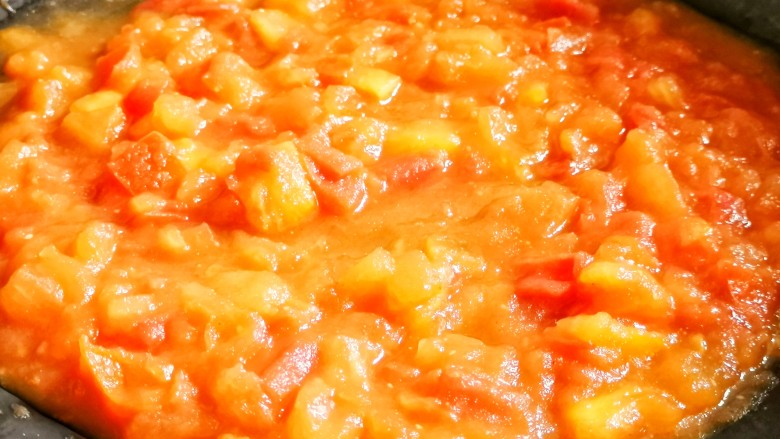 西红柿鸡蛋拌面,番茄放入锅中炒出汁水。