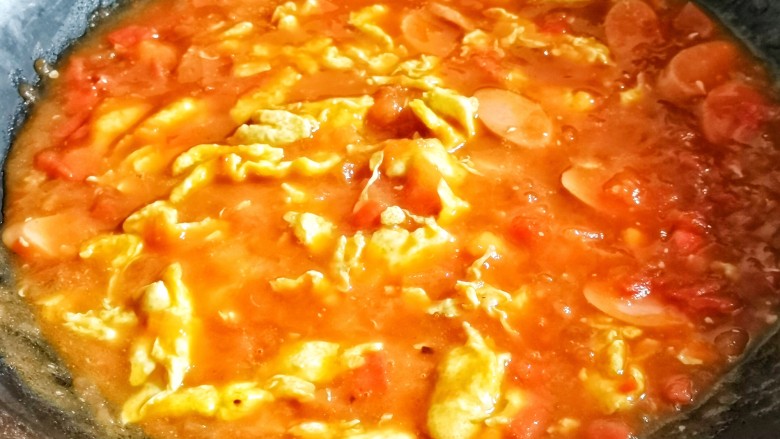 西红柿鸡蛋拌面,每次倒入芡汁后用勺子搅动几下，把汤汁烧至浓稠。