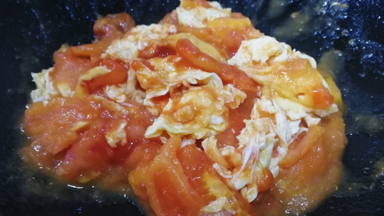 西红柿鸡蛋拌面,文火翻炒均匀即可。
