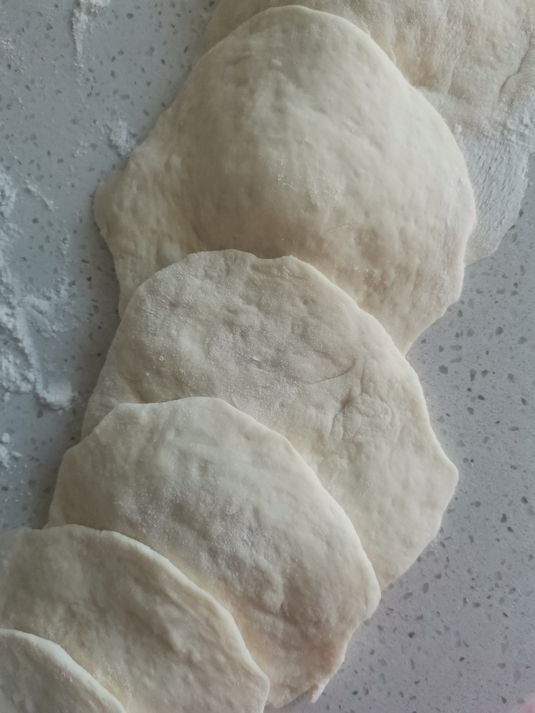 白菜蘑菇素包子,发面擀成皮