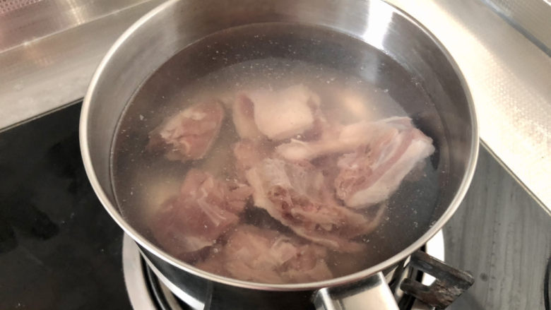 土豆焖鸭➕土豆烧鸭腿,鸭腿剁成块，冷水下锅