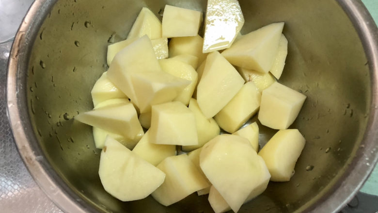 土豆焖鸭➕土豆烧鸭腿,土豆削皮洗净切滚刀块