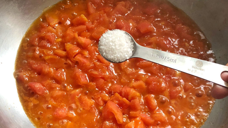 西红柿鸡蛋拌面,加盐调味，番茄炒至熟透