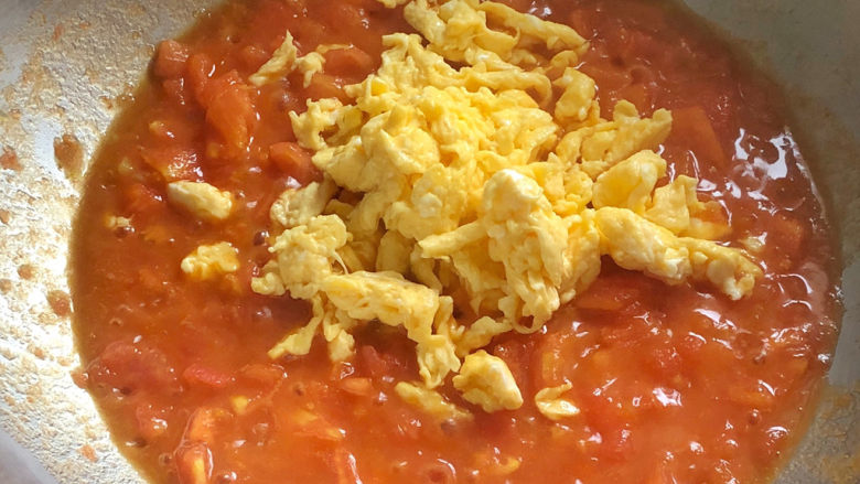 西红柿鸡蛋拌面,加入鸡蛋翻炒均匀，即可出锅