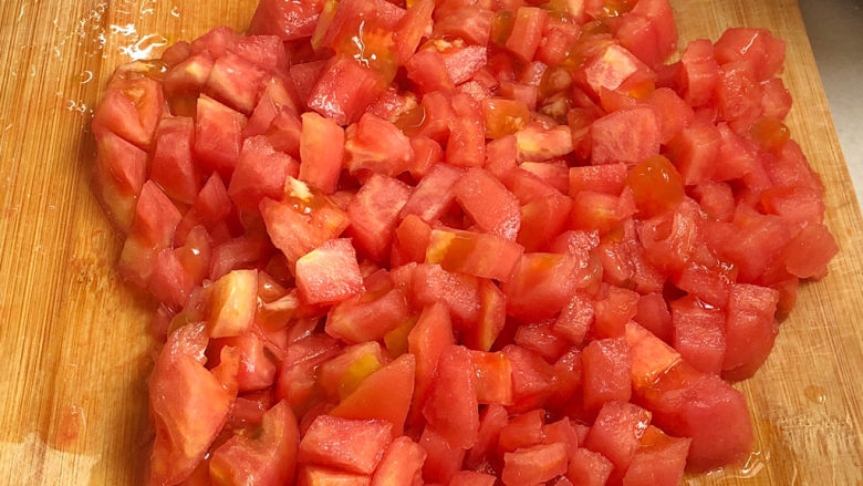 西红柿鸡蛋拌面,切成小丁备用