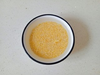 鸡蛋小米粥,小米淘洗干净，用清水浸泡20分钟