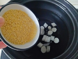 鸡蛋小米粥,倒入浸泡好的小米