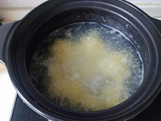 鸡蛋小米粥,转中小火熬煮20分钟
