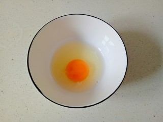鸡蛋小米粥,碗中加入1个鸡蛋