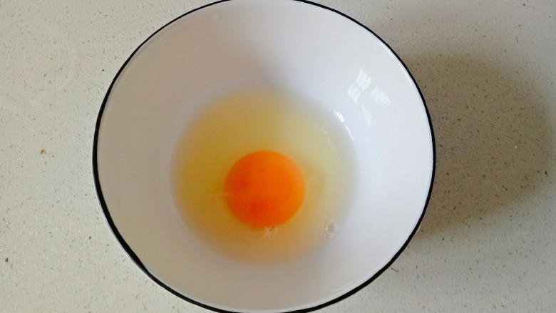 鸡蛋小米粥,碗中加入1个鸡蛋