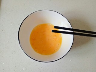 鸡蛋小米粥,用筷子快速搅打均匀