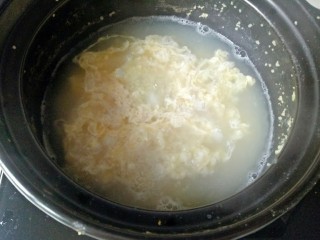 鸡蛋小米粥,将鸡蛋液淋入锅中，用筷子搅拌即可