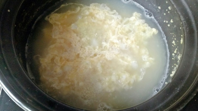 鸡蛋小米粥,将鸡蛋液淋入锅中，用筷子搅拌即可