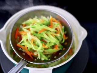 萝卜豆腐丸子,看见萝卜和胡萝卜丝焯熟捞出沥干水分备用。