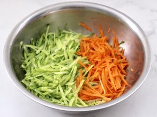萝卜豆腐丸子,萝卜和胡萝卜洗净擦丝。