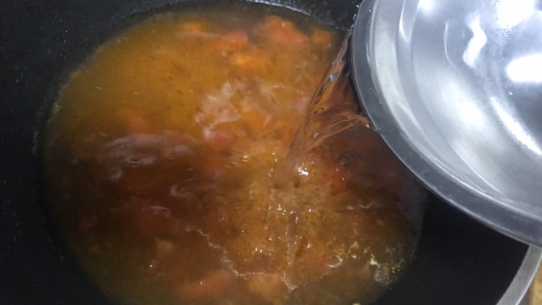 西红柿面疙瘩,加入适量的清水盖上锅盖大火煮