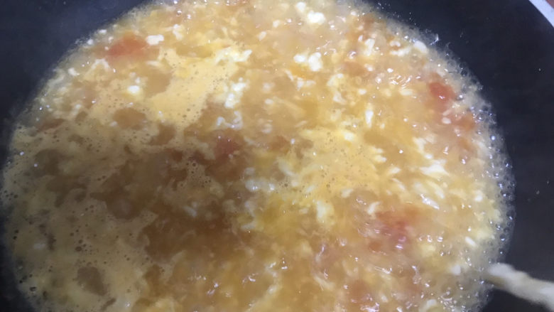 西红柿面疙瘩,水烧开下入面疙瘩，边倒面疙瘩边搅拌锅里的疙瘩汤