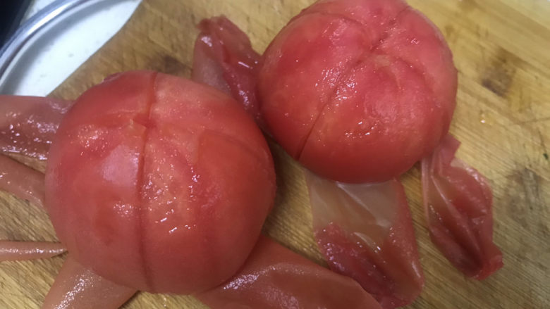 西红柿面疙瘩,西红柿烫好后剥皮