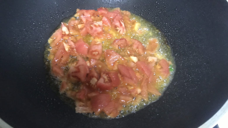 西红柿面疙瘩,起锅热油，下入西红柿翻炒至汤汁