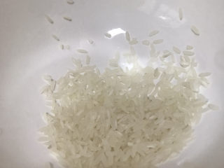 鸡蛋小米粥,梗米取一小抓